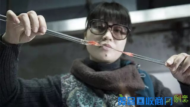 浙江人丨钟情一生 她将玻璃变成花