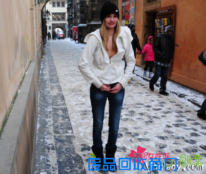 美女寒冬街头脱光衣服裸体暴走 无视众人围观拍照 引男士疯狂合影