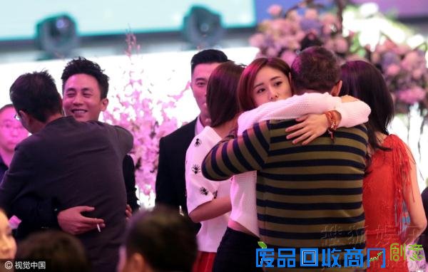 刘芸晚宴与男友人又搂又抱还和女生玩上了亲亲