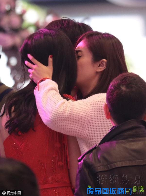 刘芸晚宴与男友人又搂又抱还和女生玩上了亲亲