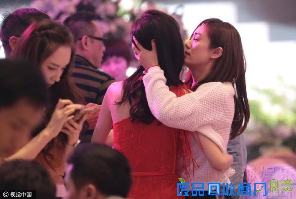 刘芸晚宴与男友人又搂又抱还和女生玩上了亲亲