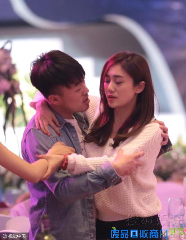 刘芸晚宴与男友人又搂又抱还和女生玩上了亲亲