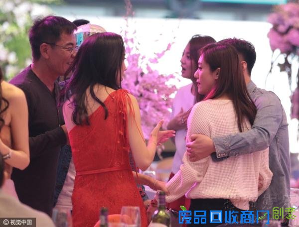 刘芸晚宴与男友人又搂又抱还和女生玩上了亲亲