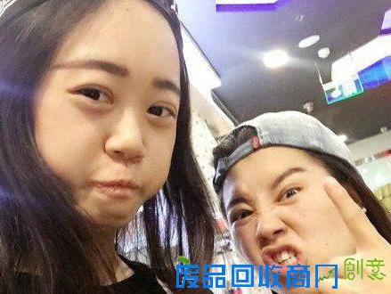 搞笑GIF图片：捡肥皂神器！再也不怕捡肥皂了