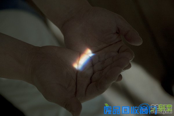 狂玩「放大鏡」聚熱脖子手臂!金曲歌王蕭煌奇自稱暖男