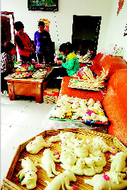 农家里大家交流面塑心得