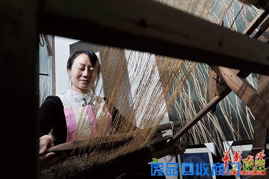 2月13日,长沙市砂子塘,浏阳夏布第六代传人邓力花使用织布机编织老粗布。记者 田超 摄