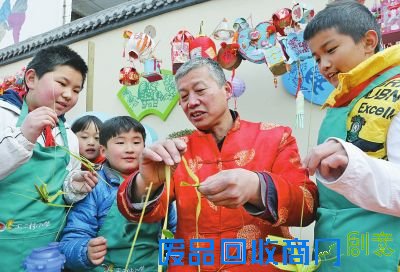 草编摊前,孩子们正在跟民间艺人李老先生学习用棕叶编蚱蜢。