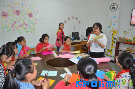 龙胜县西部计划志愿者指导留守儿童制作立体贺卡。余龙供图