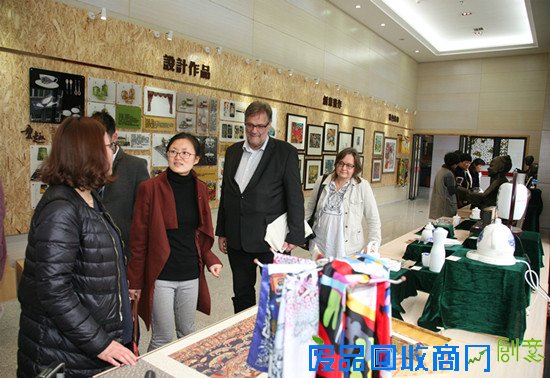 芬兰伊马特拉市文化代表团参观农民画艺术中心