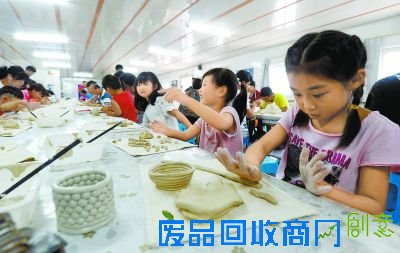 昨天，100余名少年儿童走进位于顺义区南彩镇的神笛陶艺村，参加由市教育学会主办的2015北京市陶艺文化节，通过泥塑、拉坯、彩绘、点燃太平窑等环节学习陶艺制作，了解中国传统瓷文化。