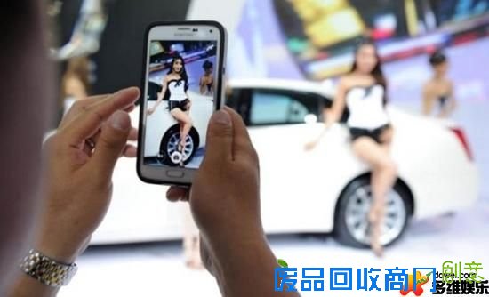 重庆车展模特跳唯美钢管舞吸引观众