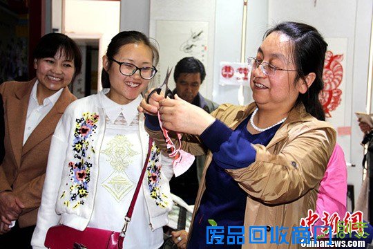 (图)甘肃剪纸艺人展绝活:5分钟剪人物肖像