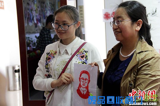 (图)甘肃剪纸艺人展绝活:5分钟剪人物肖像
