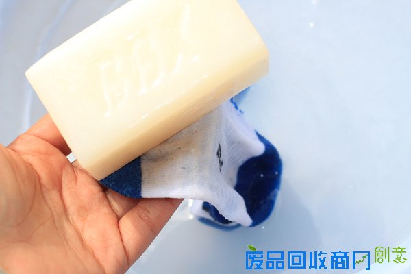 洁净衣物不伤手 贝贝熊小白皂