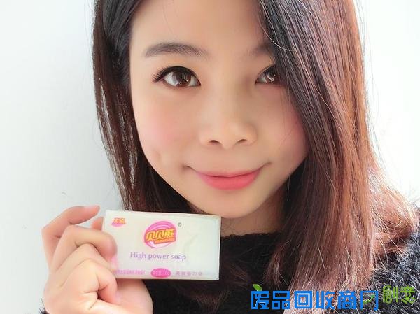 洁净衣物不伤手 贝贝熊小白皂