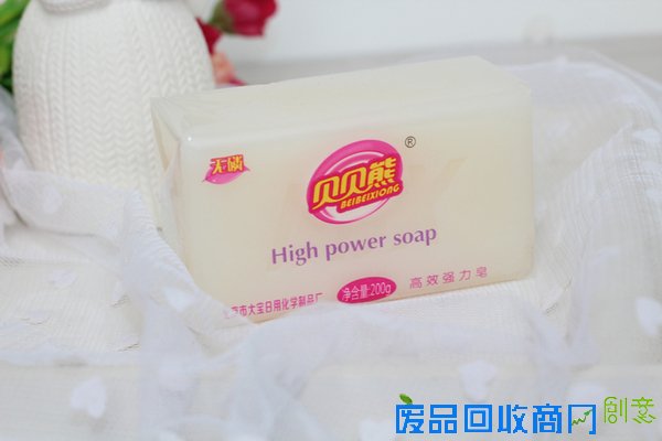 洁净衣物不伤手 贝贝熊小白皂