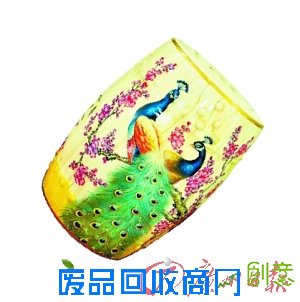 花鸟圆墩鼓凳。