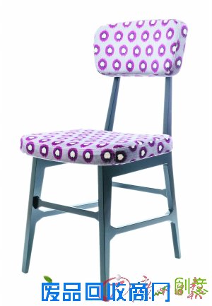 草莓图案的椅子。