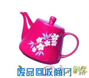 花朵图案的茶壶。