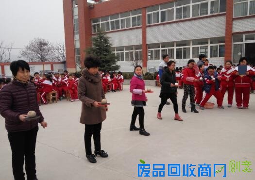 马岭中心小学举行“庆三八”教职工趣味运动会