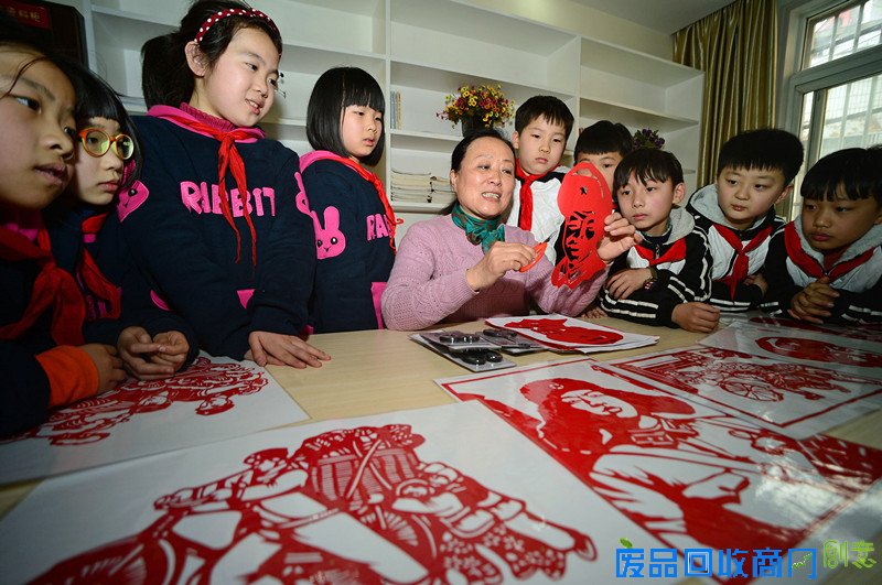 合肥：非遗剪纸弘扬雷锋精神