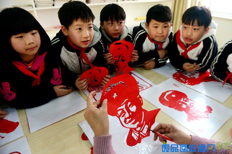 合肥：非遗剪纸弘扬雷锋精神