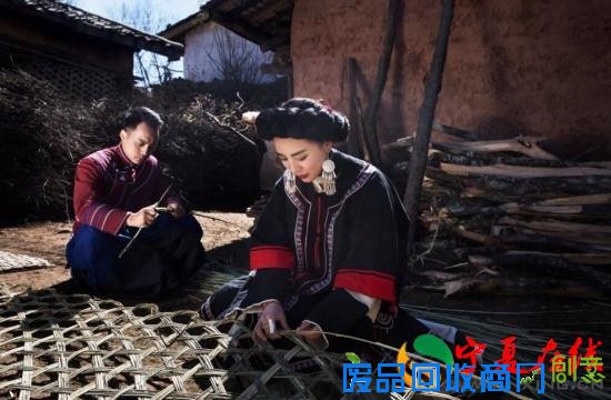 彝族女孩 拍下最炫民族风