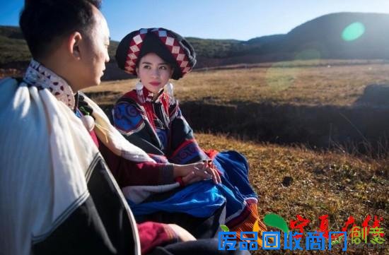 彝族女孩 拍下最炫民族风