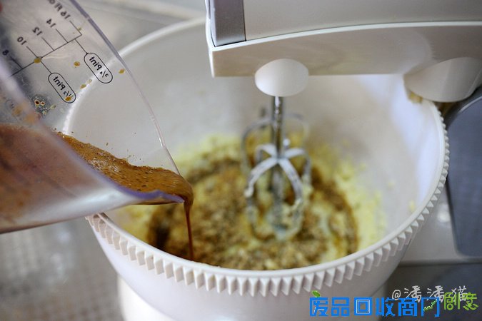 深秋的雀巢金牌咖啡下午茶--摩卡咖啡豆饼干配菊香拿铁咖啡