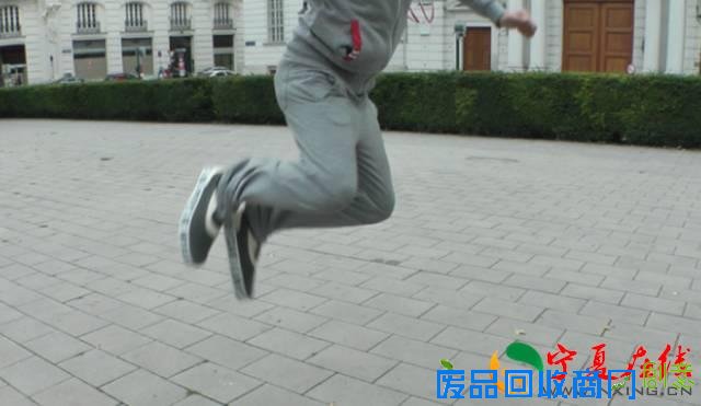 在月亮上行走，是一种怎样的体验？