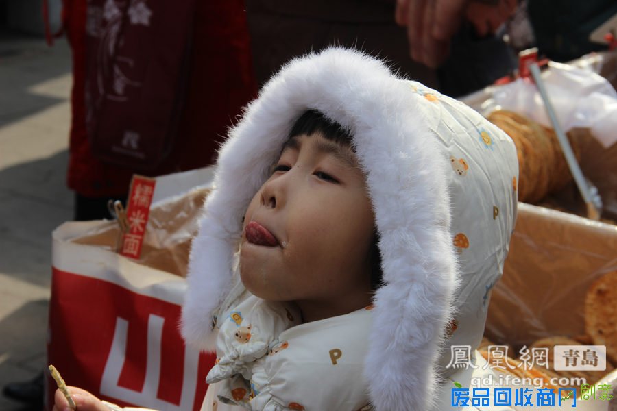 2014年青岛浮山所正月十三文化山会于2月12日举行,会期五天。会上,香油果子、周村烧饼、王姐烧烤、元宵、川味小吃等各色传统食品、风味小吃吊足了游人们的胃口。同时拉棉花糖、画糖画、捏面人等传统手艺,既好吃又好玩,更是让到此的小孩子们享受了一次冬日里的狂欢。 2014年青岛浮山所正月十三文化山会于2月12日举行,会期五天。会上,香油果子、周村烧饼、王姐烧烤、元宵、川味小吃等各色传统食品、风味小吃吊足了游人们的胃口。同时拉棉花糖、画糖画、捏面人等传统手艺,既好吃又好玩,更是让到此的小孩子们享受了一次冬日里的狂欢。