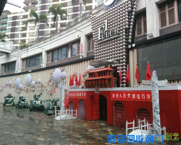 三亚一酒吧装潢成天安门阅兵造型,城楼、华表、坦克一应俱全