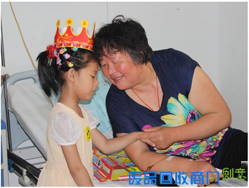 爱心涌动 这个六一儿童节小书欣终于笑了