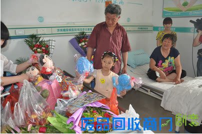 爱心涌动 这个六一儿童节小书欣终于笑了