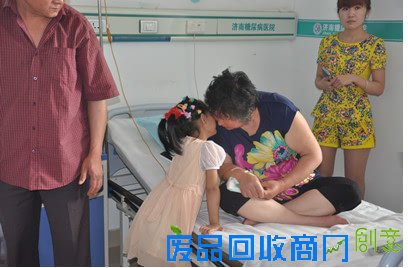 爱心涌动 这个六一儿童节小书欣终于笑了