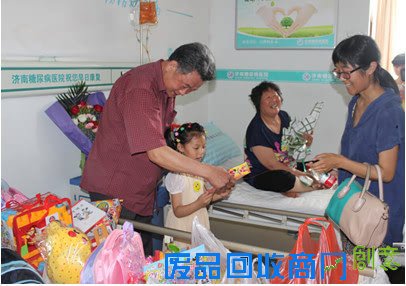 爱心涌动 这个六一儿童节小书欣终于笑了