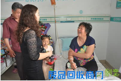 爱心涌动 这个六一儿童节小书欣终于笑了