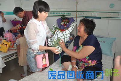 爱心涌动 这个六一儿童节小书欣终于笑了