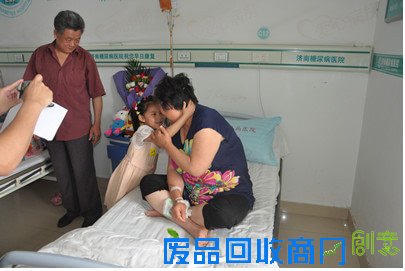 爱心涌动 这个六一儿童节小书欣终于笑了