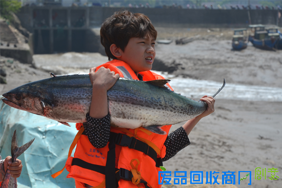 《最强小孩》PK《跑男》孔琳海盗村演泥潭大战