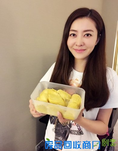 熊黛林直播吃榴莲 捂鼻含泪吞下表情丰富搞怪