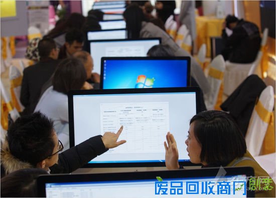 “韩流”小清新不过时——日韩系小清新风格的婚纱照一直是婚纱摄影市场上流行的主题。唯美浪漫的布景和高调的用光，让新人们仿佛置身于韩剧主人公一般的童话故事里。