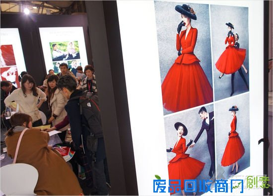 复古礼服显洋气——除了本土古装受到追捧以外，洋气的各种欧式复古风格礼服也十分讨喜。新人们大爱身着华丽的欧式宫廷装或者经过改良的复古礼服，在充满浪漫氛围的异国情调背景中，留下最美丽的幸福时刻。[!--empirenews.page--]