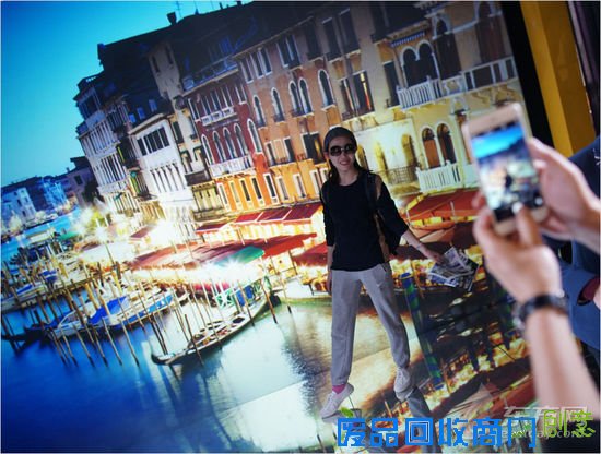 5D婚纱影棚——小小80平方米的5D数字LED影棚，利用激光数字显示技术可以真实还原如马尔代夫海屋、海底世界、纽约街景等拍摄场景，极大减弱了实景道具的假景感，也降低了搭建影棚的昂贵成本，让消费者可以一次拍摄获得多重体验。[!--empirenews.page--]