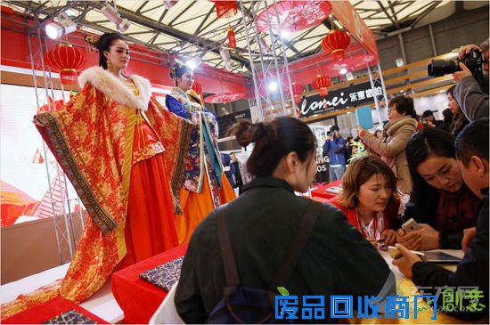 古装大片玩穿越——随着《甄嬛传》、《花千骨》、《芈月传》等古装大戏的荧屏热播，汉服、戏服等充满中国传统文化元素的古装婚纱大片，成了不少新人追捧的婚纱摄影主题。身着古典宫廷华服，披金戴银，感受一下宫斗戏当中的“娘娘”范儿，很是过瘾！[!--empirenews.page--]