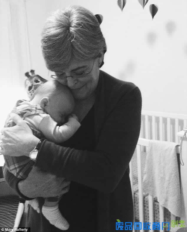 61岁的妇人不只生下了自己的女儿，30年后还生下了自己的孙女