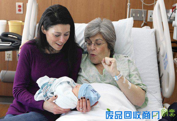 61岁的妇人不只生下了自己的女儿，30年后还生下了自己的孙女