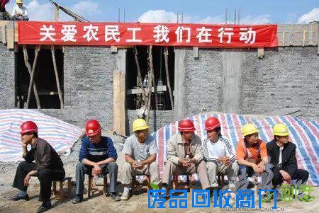 农民工的生活，你，你，你们干不了，你们比不起