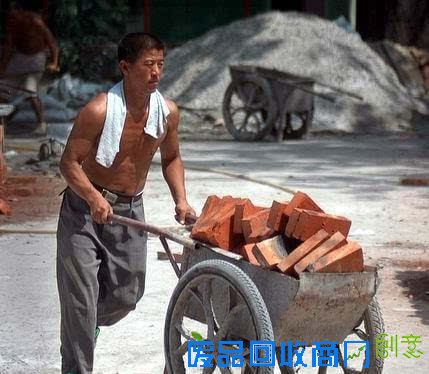 农民工的生活，你，你，你们干不了，你们比不起